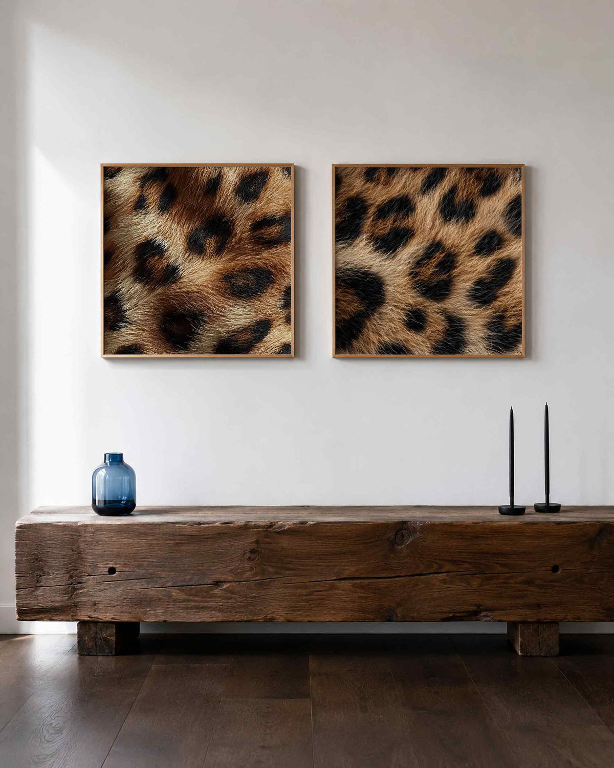 Interieurpresentatie van een tweedelige vierkante posterset met tijgervacht en zebravacht