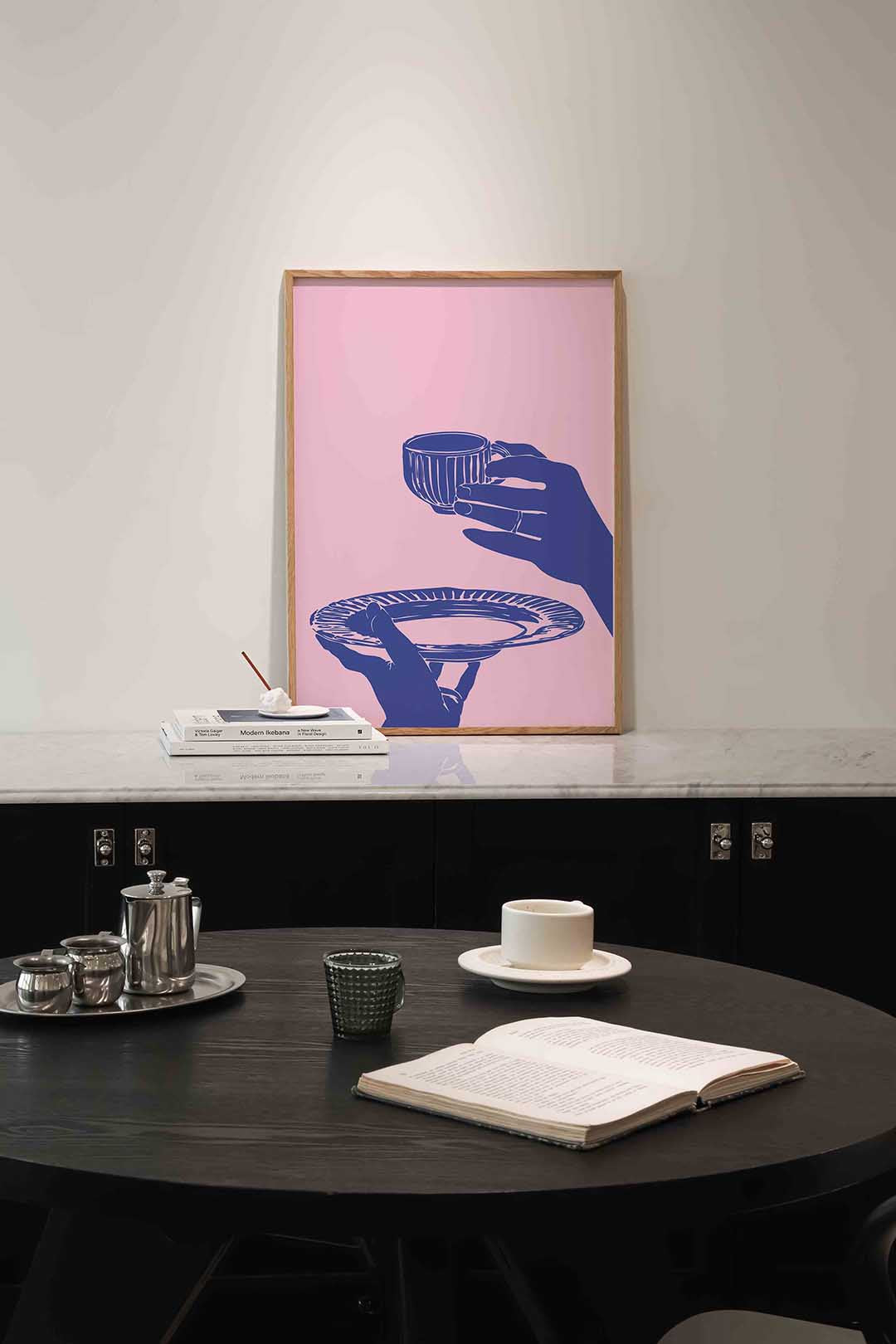Handen met kop en schotel Poster