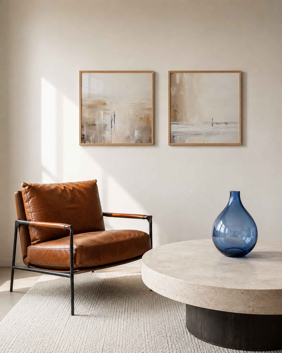 Interieurpresentatie van een tweedelige vierkante posterset met figuren in beige