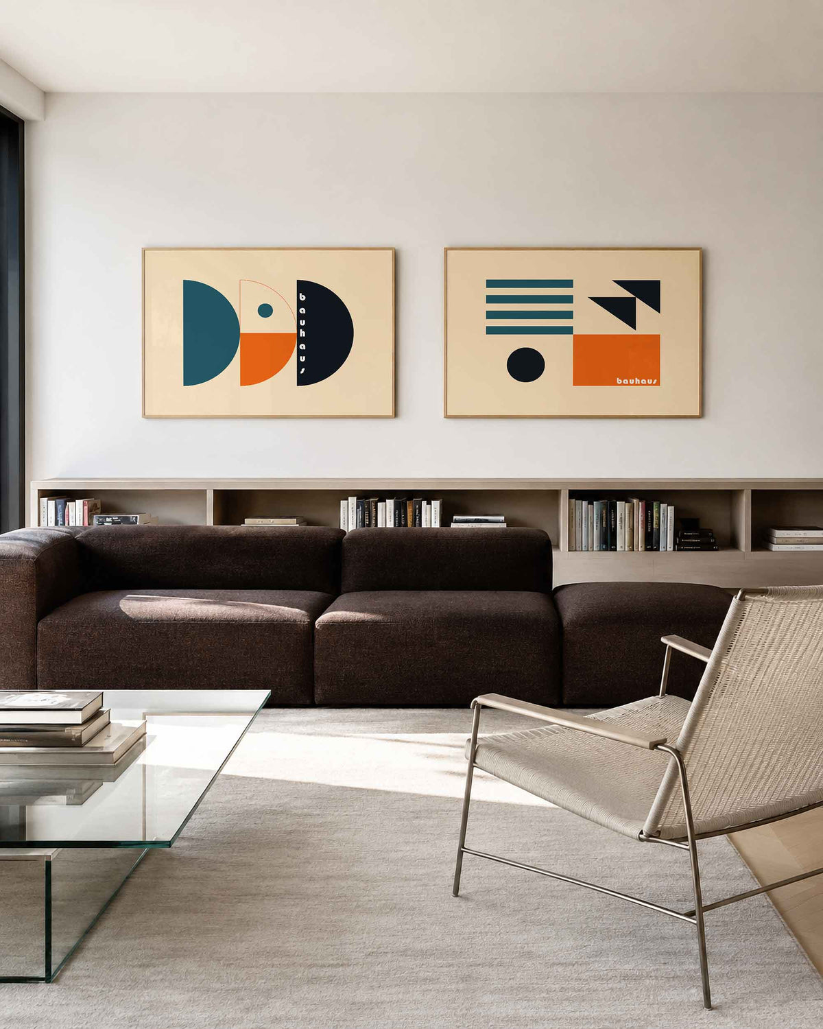 Interieurmockup van tweedelige landscape-posterset met oranje bogen en balken