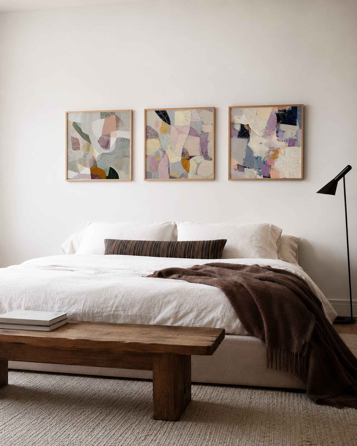 Interieurpresentatie van een driedelige vierkante posterset met abstracte vormen