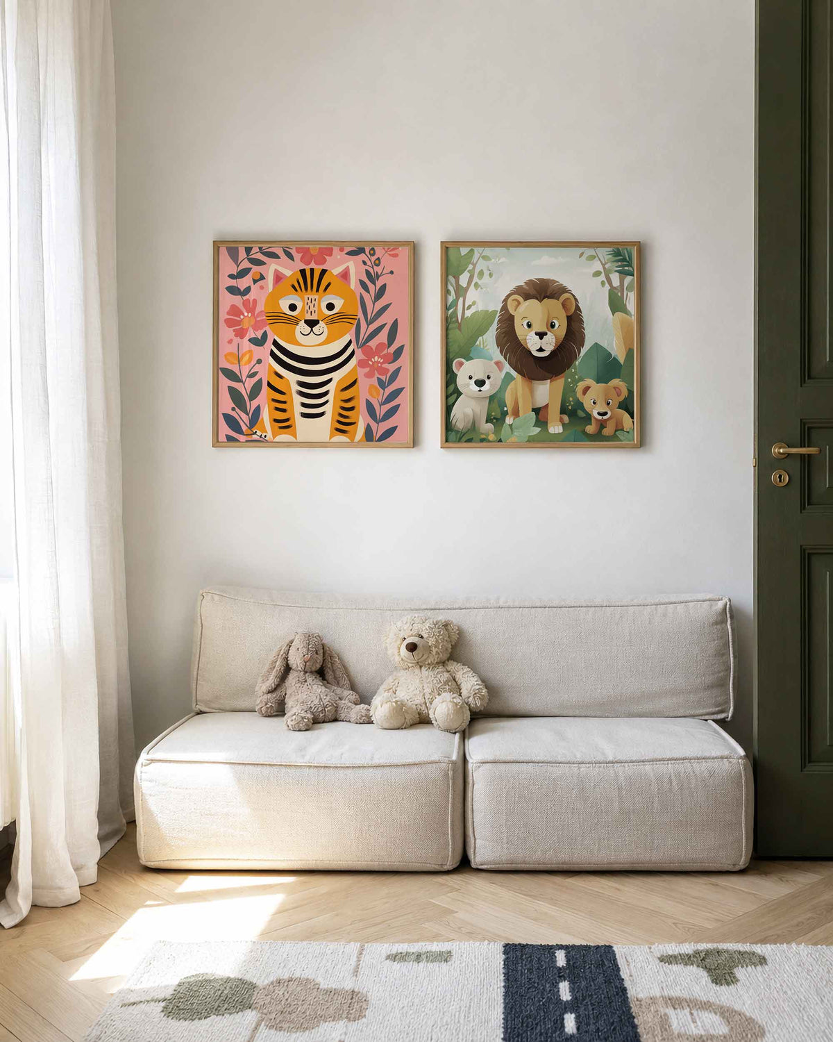 Interieurpresentatie van een tweedelige vierkante posterset met tijger en jungledieren
