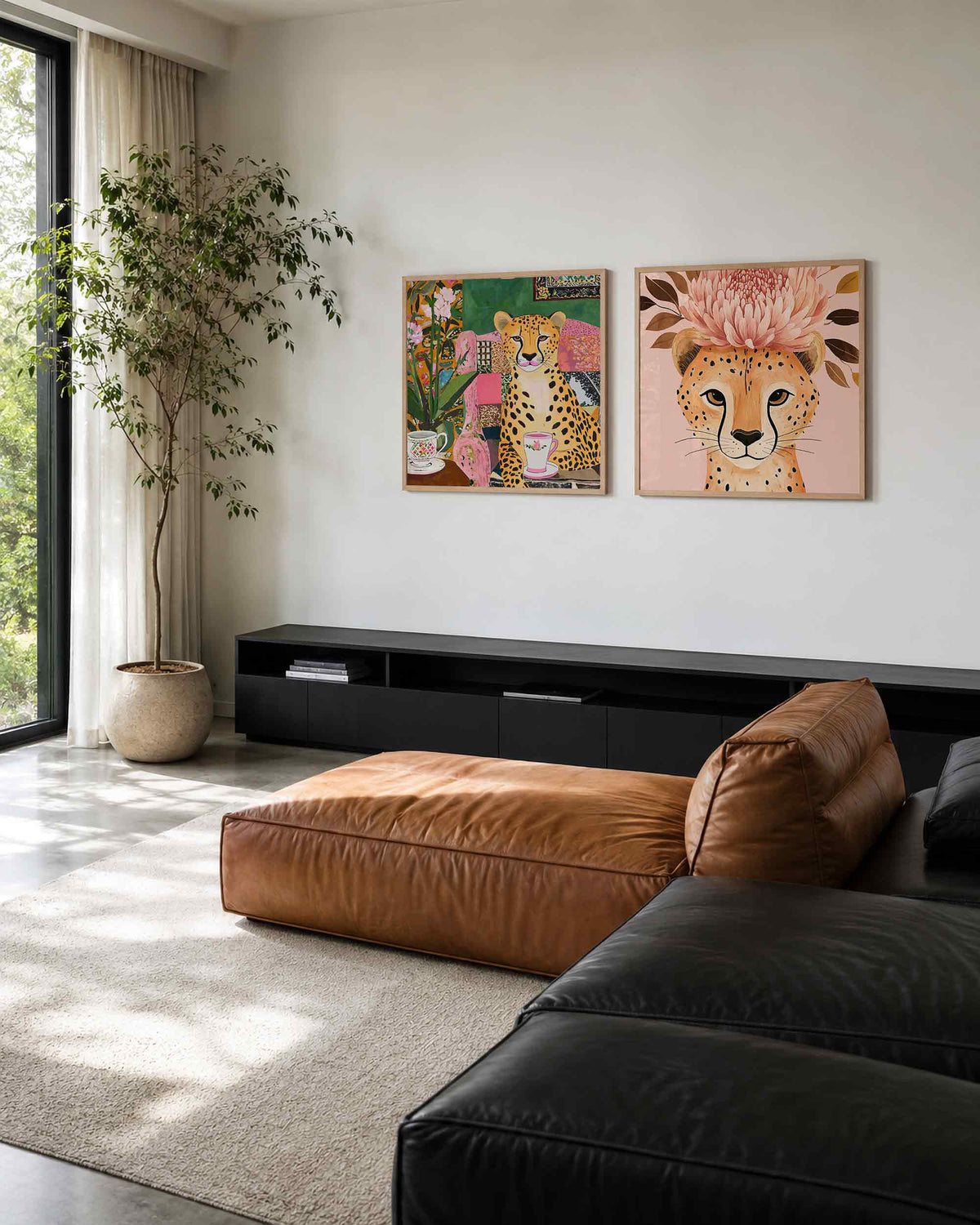 Interieurpresentatie van een tweedelige vierkante posterset met geparde met bloemen