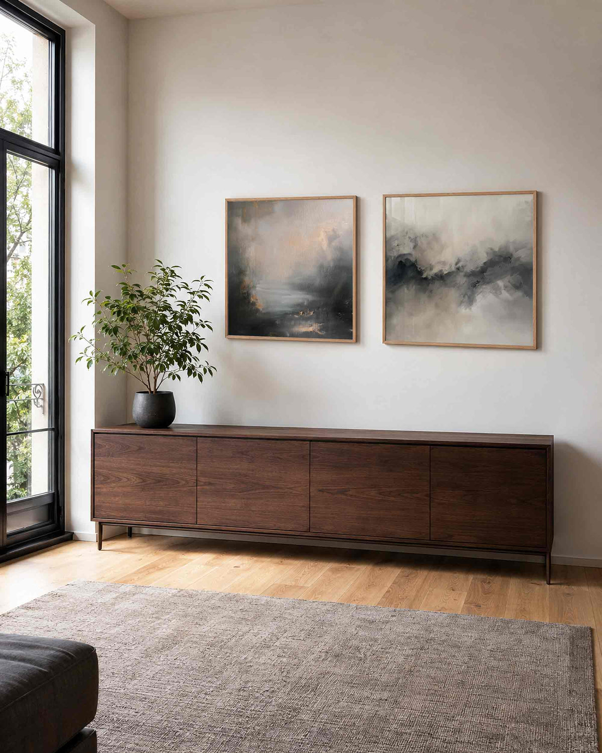 Interieurpresentatie van een tweedelige vierkante posterset met grijs beige abstracte