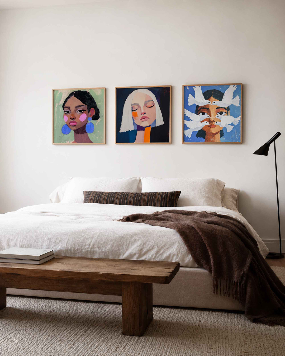 Interieurpresentatie van een driedelige vierkante posterset met portretten met vogels