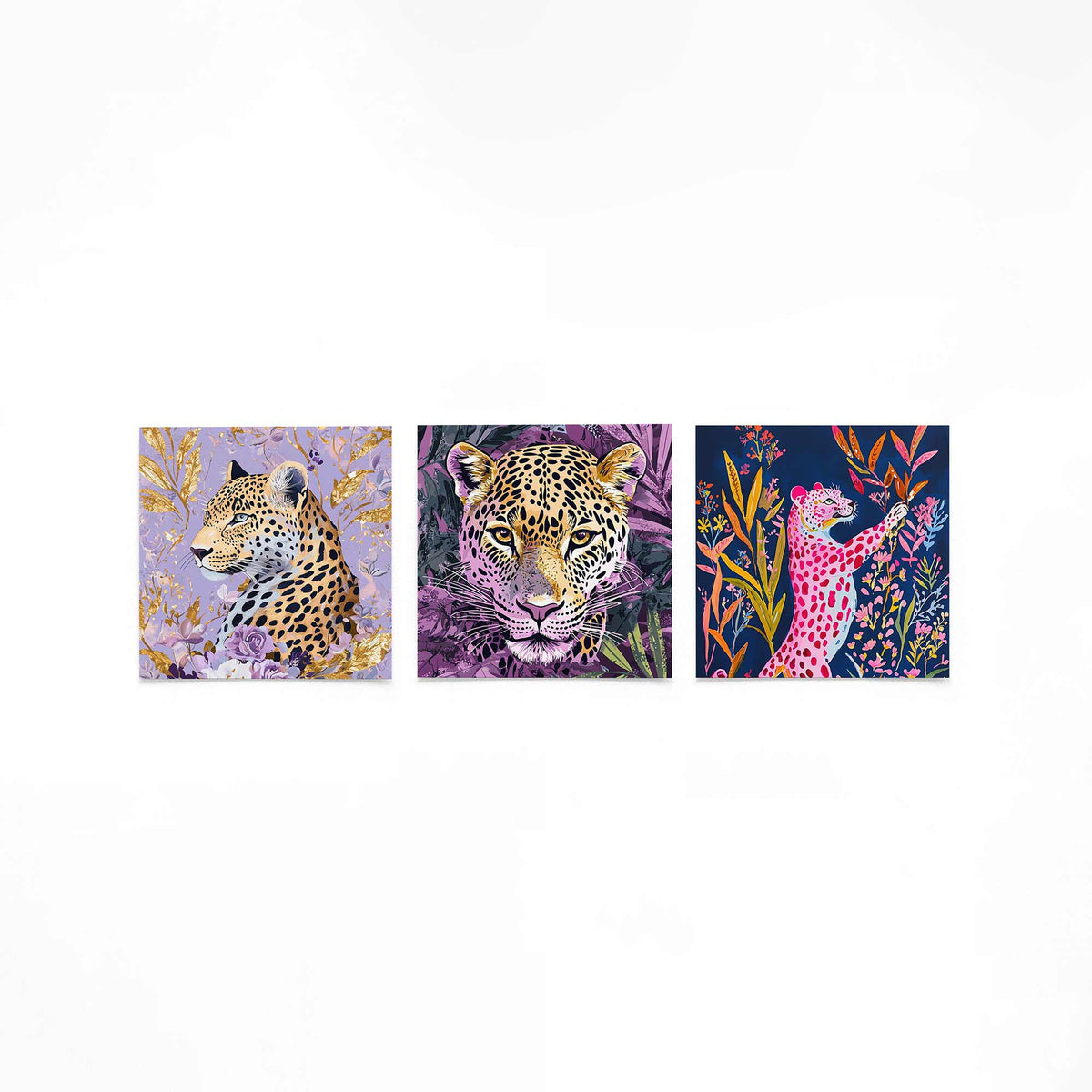 Drie vierkante posters met luipaarden in bloemen op een gebroken witte achtergrond