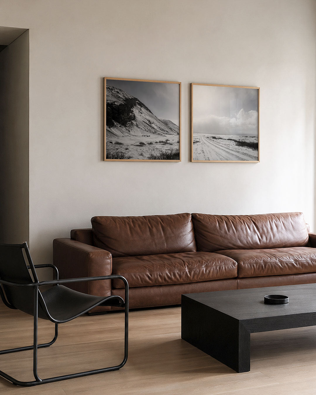 Interieur met vierkant fotografisch tweeluik stilte onder winterwolken – Gerald Emming