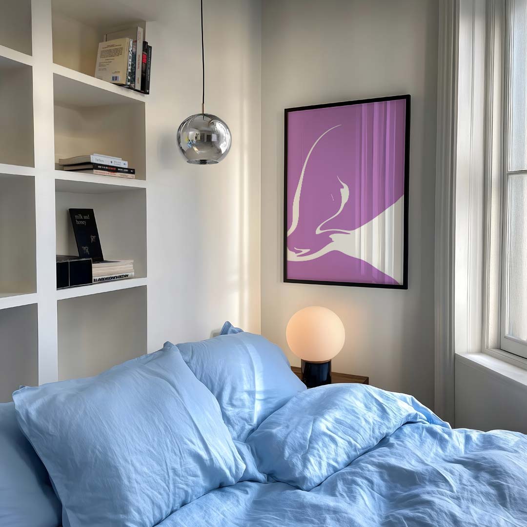 Vrouwelijke Gratie in Paars Poster-WallArtistic