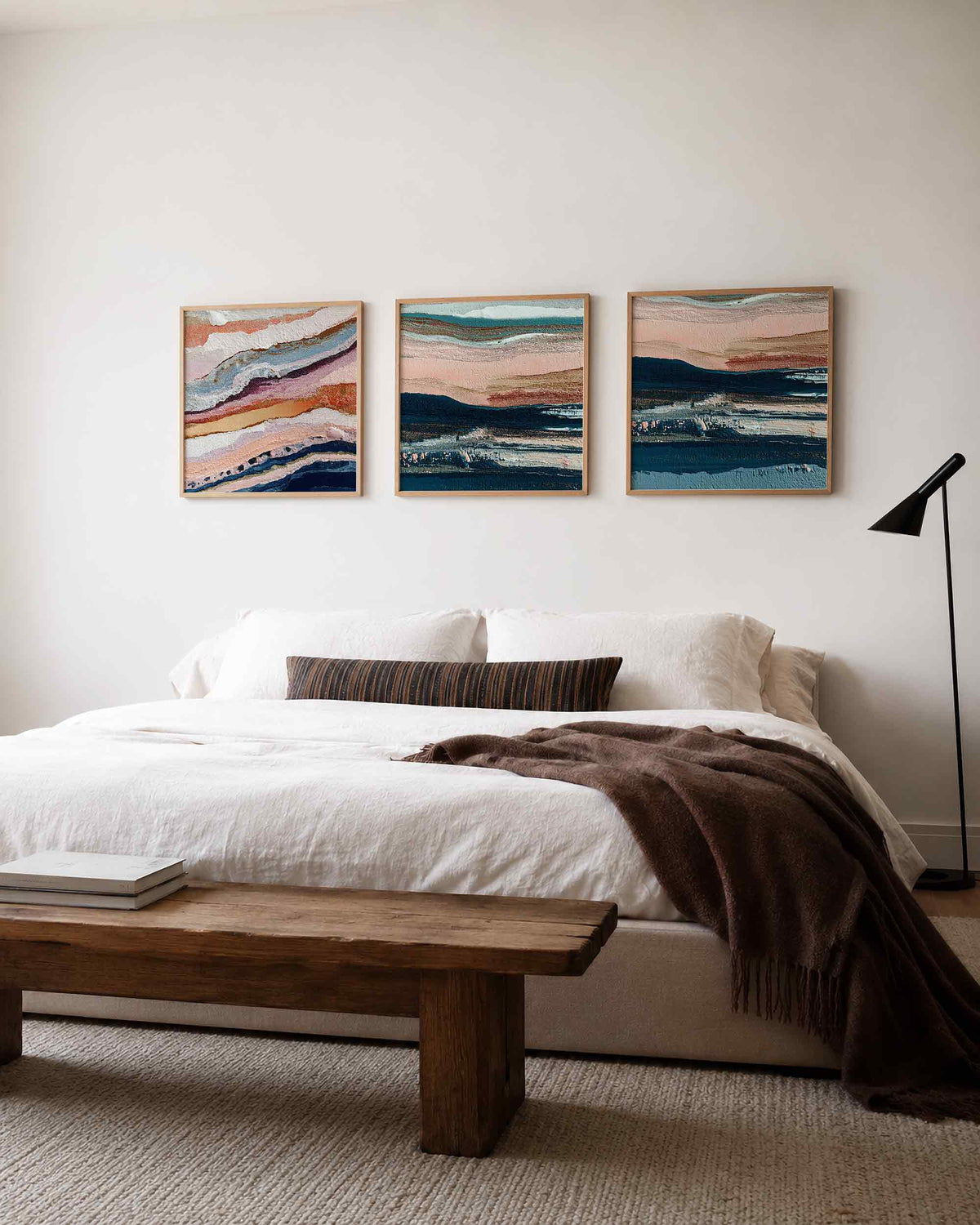 Interieurpresentatie van een driedelige vierkante posterset met abstracte kleurlagen