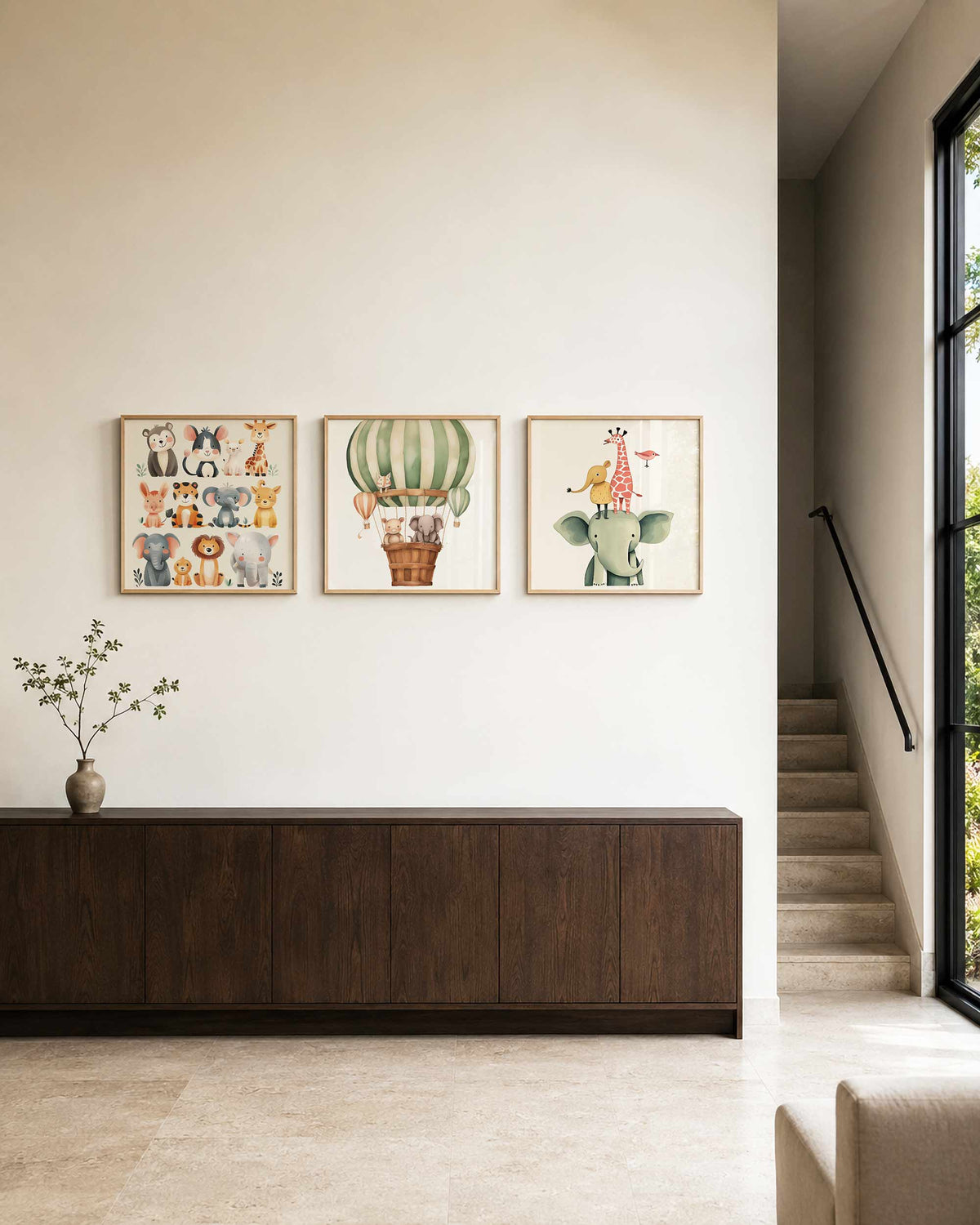 Interieurpresentatie van een driedelige vierkante posterset met dierenillustraties