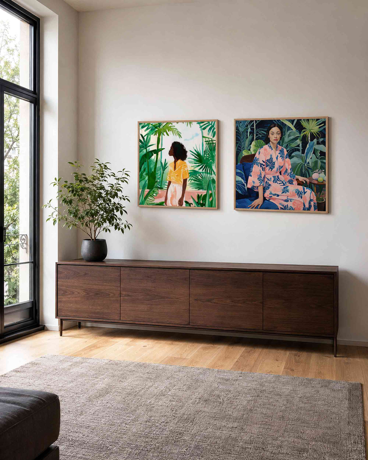 Interieurpresentatie van een tweedelige vierkante posterset met vrouwen tussen tropische bladeren