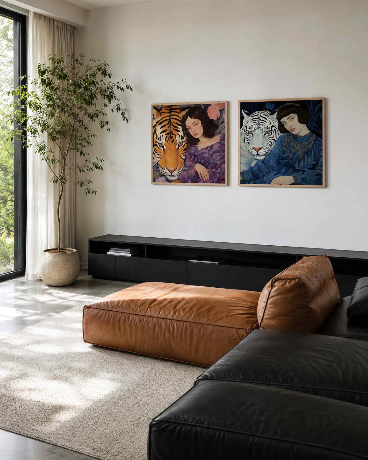 Interieurpresentatie van een tweedelige vierkante posterset met vrouwen met tijgers