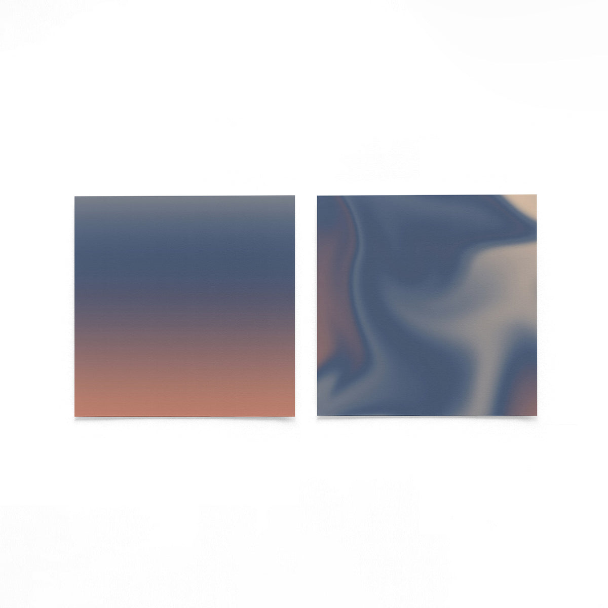 Twee vierkante posters met blauwe kleurvlakken op een gebroken witte achtergrond