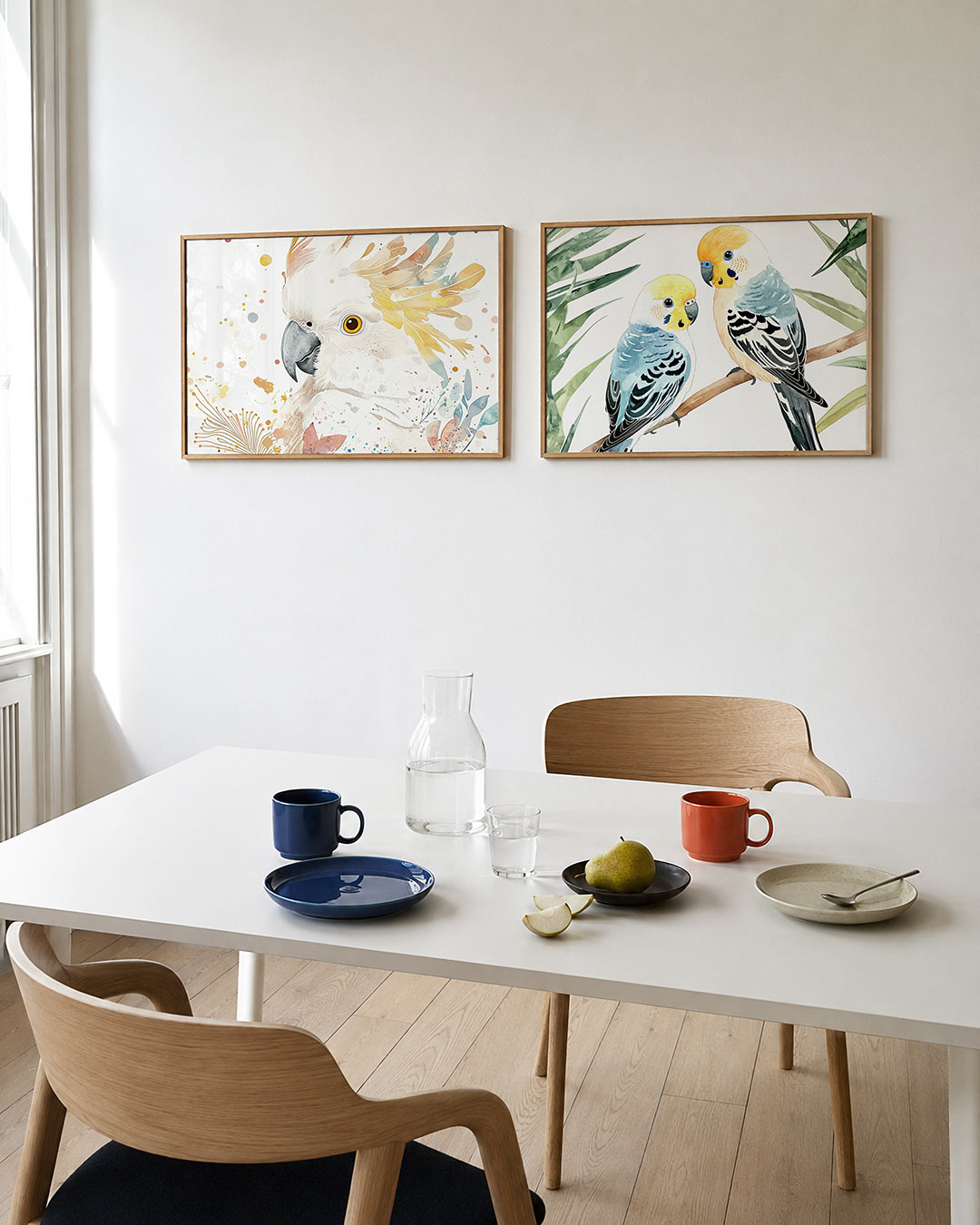Tweedelige posterset met een speelse vogel met een levendig palet van geel, blauw en roze, getoond in een interieur