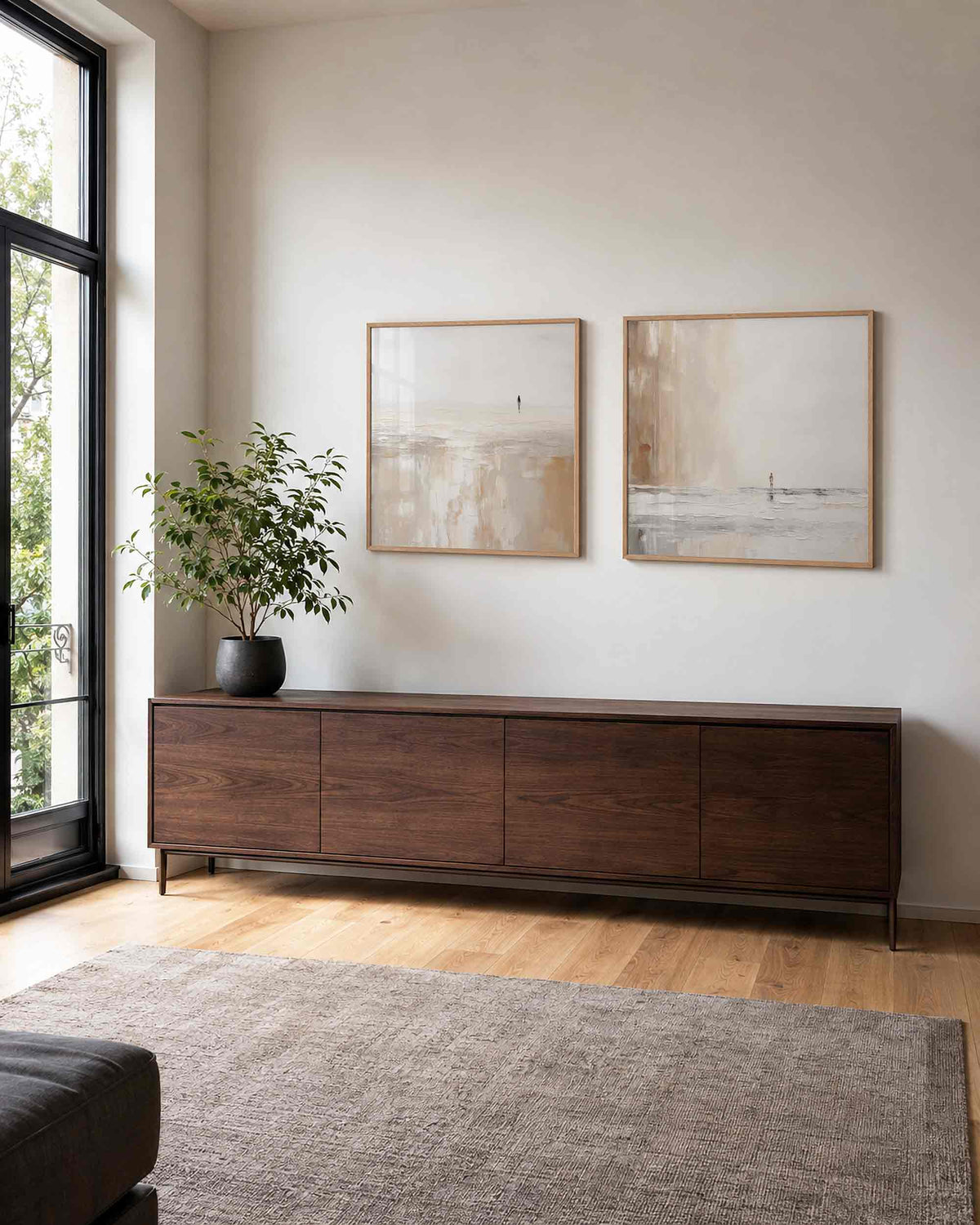 Interieurpresentatie van een tweedelige vierkante posterset met wandelaar in beige
