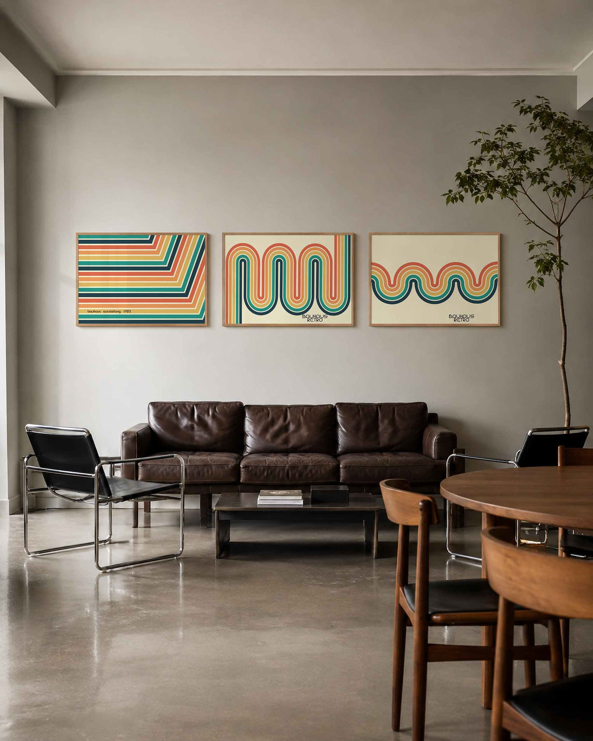 Interieurmockup van drieluik landscape-posterset met gestreepte bogen en golven