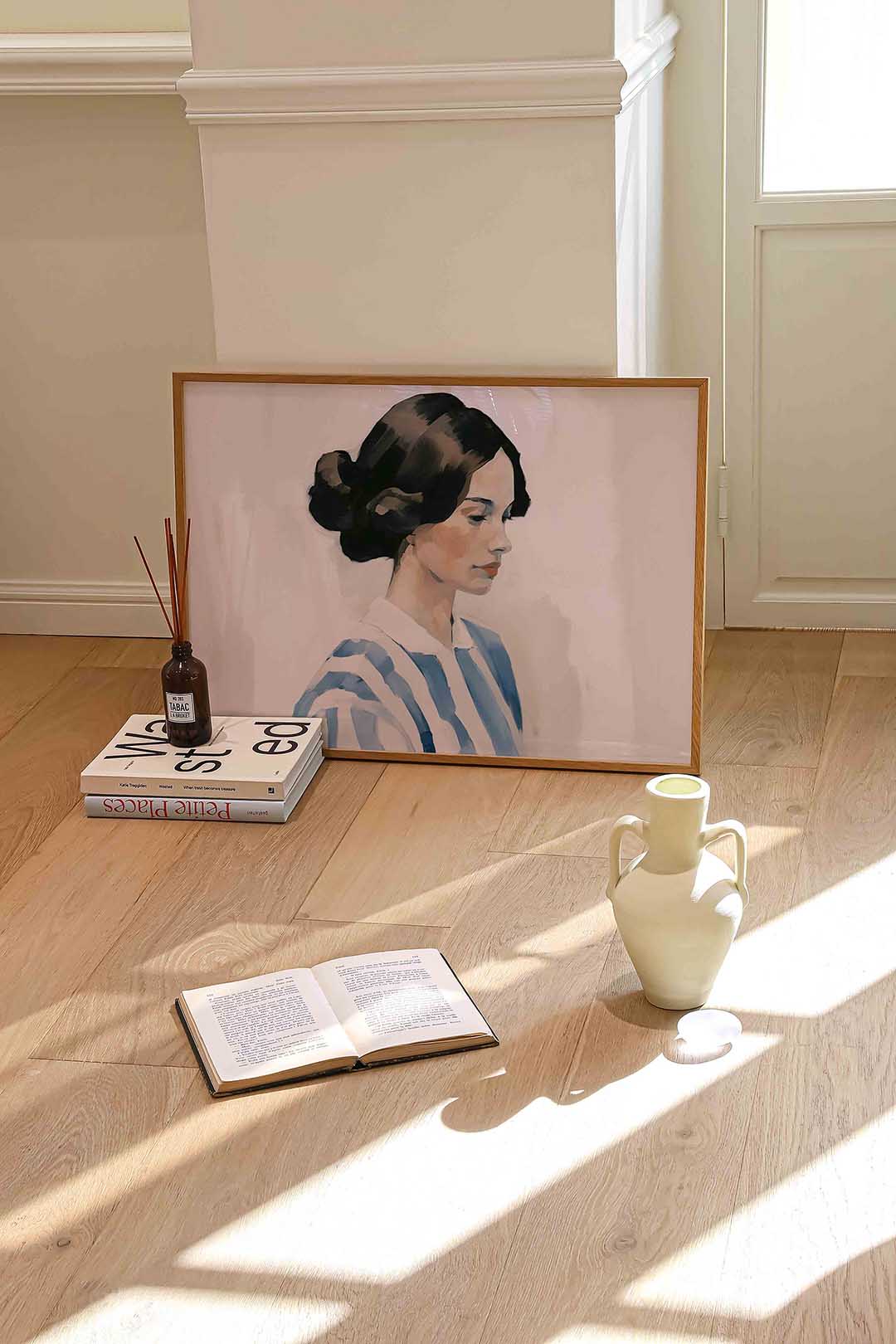 Vrouw in blauw gestreepte blouse Poster