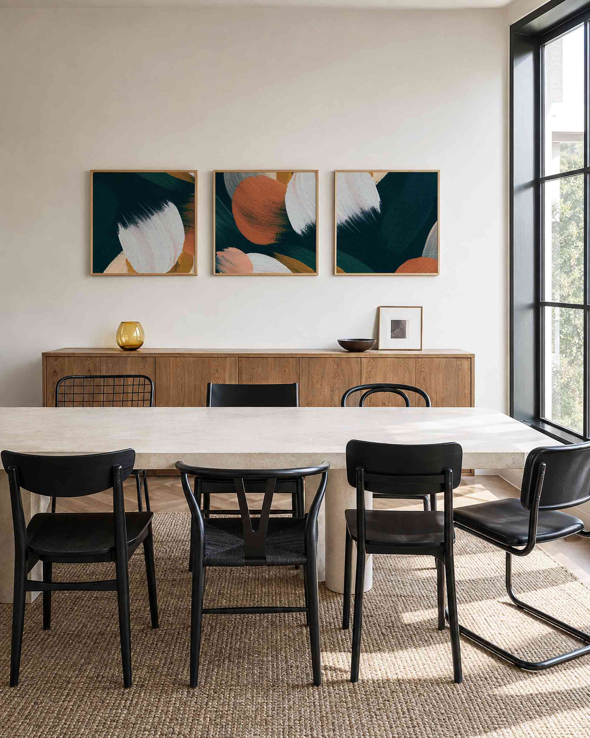 Interieurpresentatie van een driedelige vierkante posterset met abstracte penseelstreken