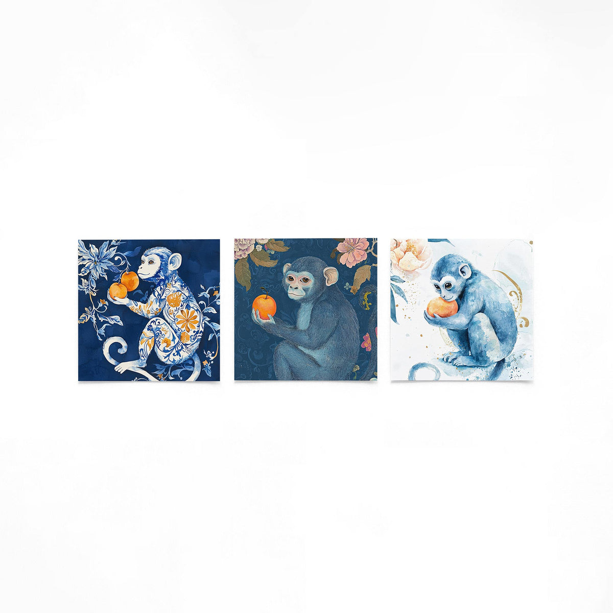 Drie vierkante posters met aapjes met sinaasappels op een gebroken witte achtergrond