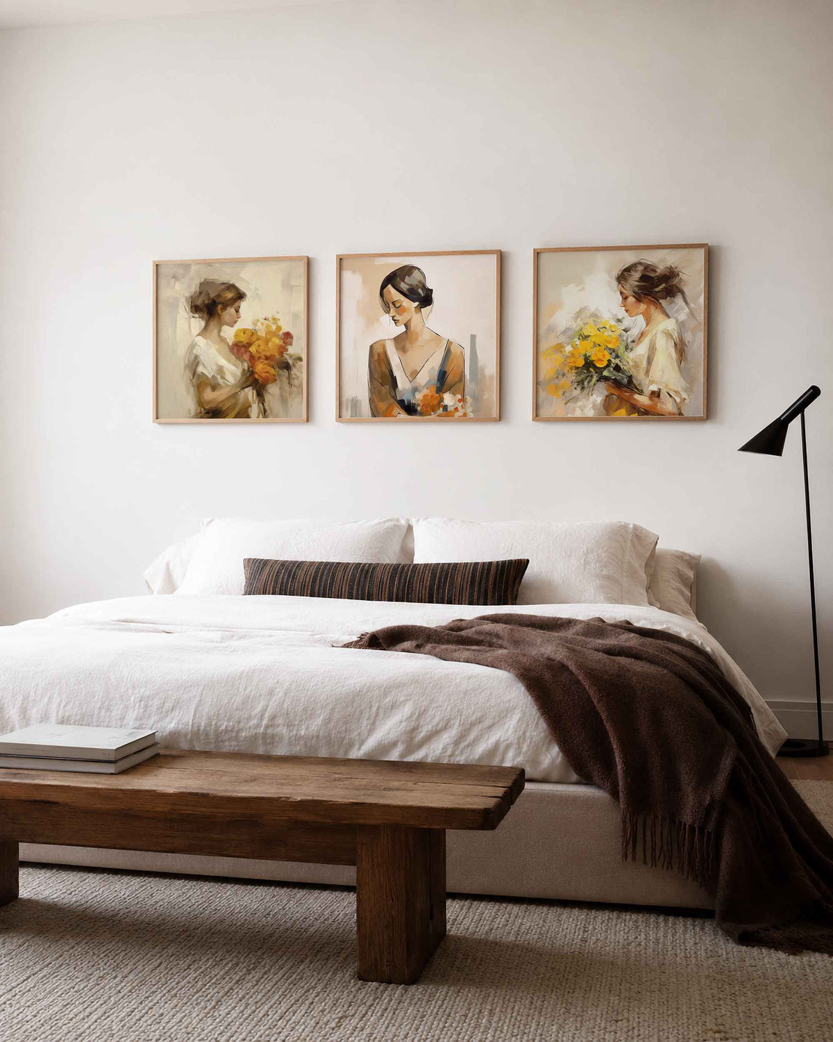 Interieurpresentatie van een driedelige vierkante posterset met vrouwen met bloemen