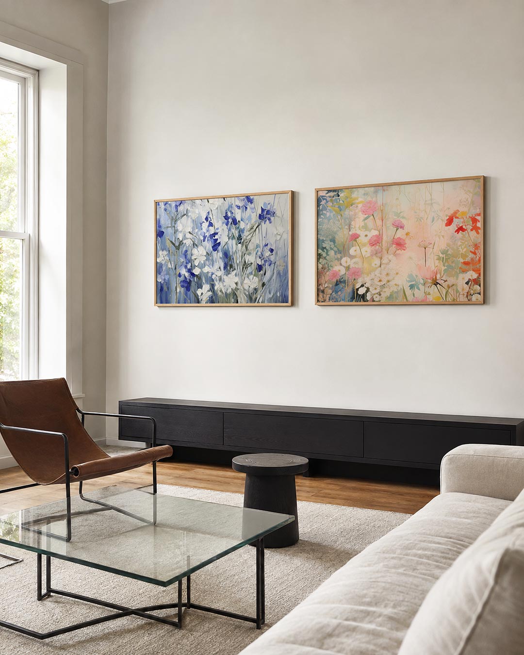 Twee liggende posters met witte en blauwe bloemen tegen een zachte, wazige achtergrond, aan de muur in een interieur