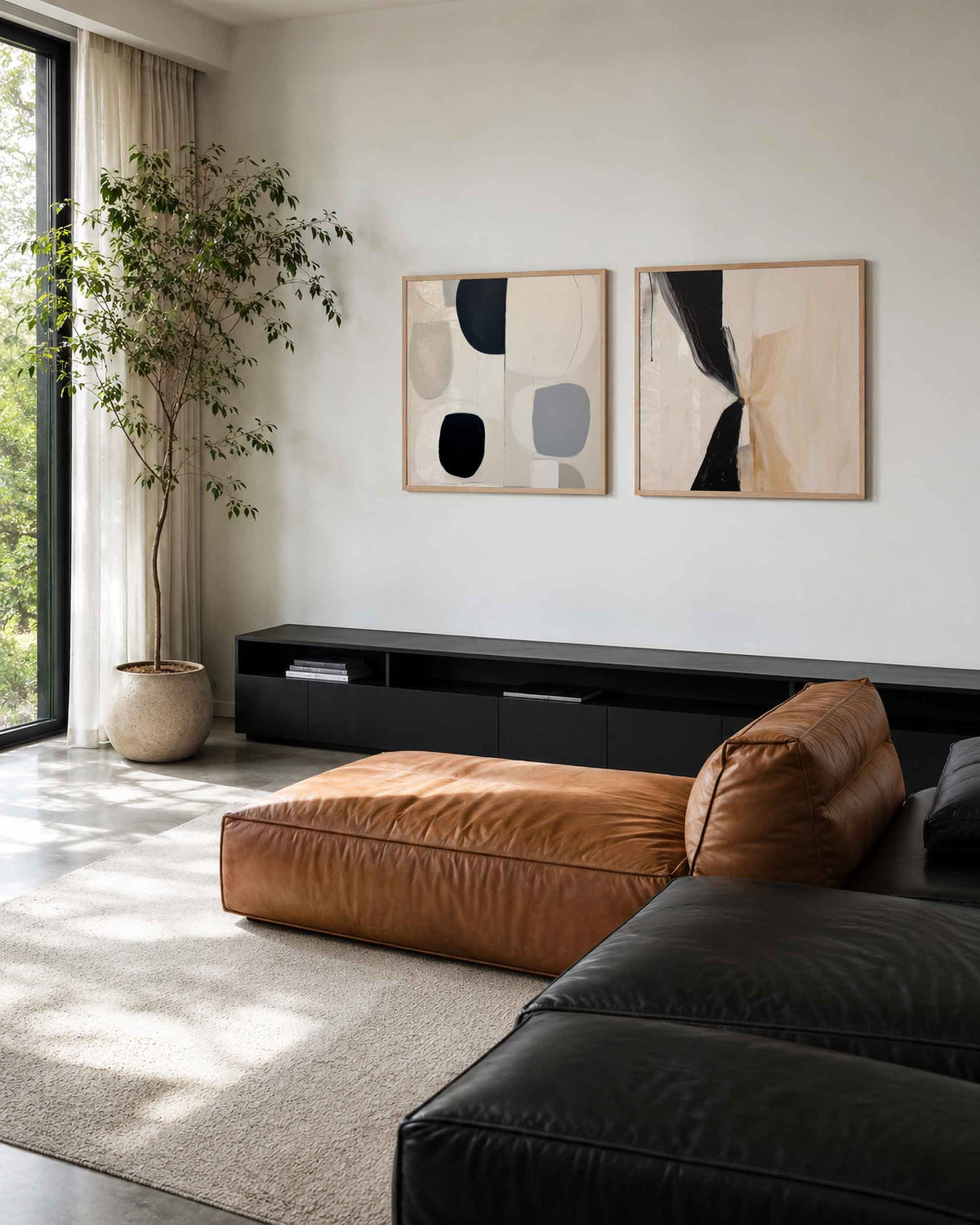 Interieurpresentatie van een tweedelige vierkante posterset met zwart beige vormen