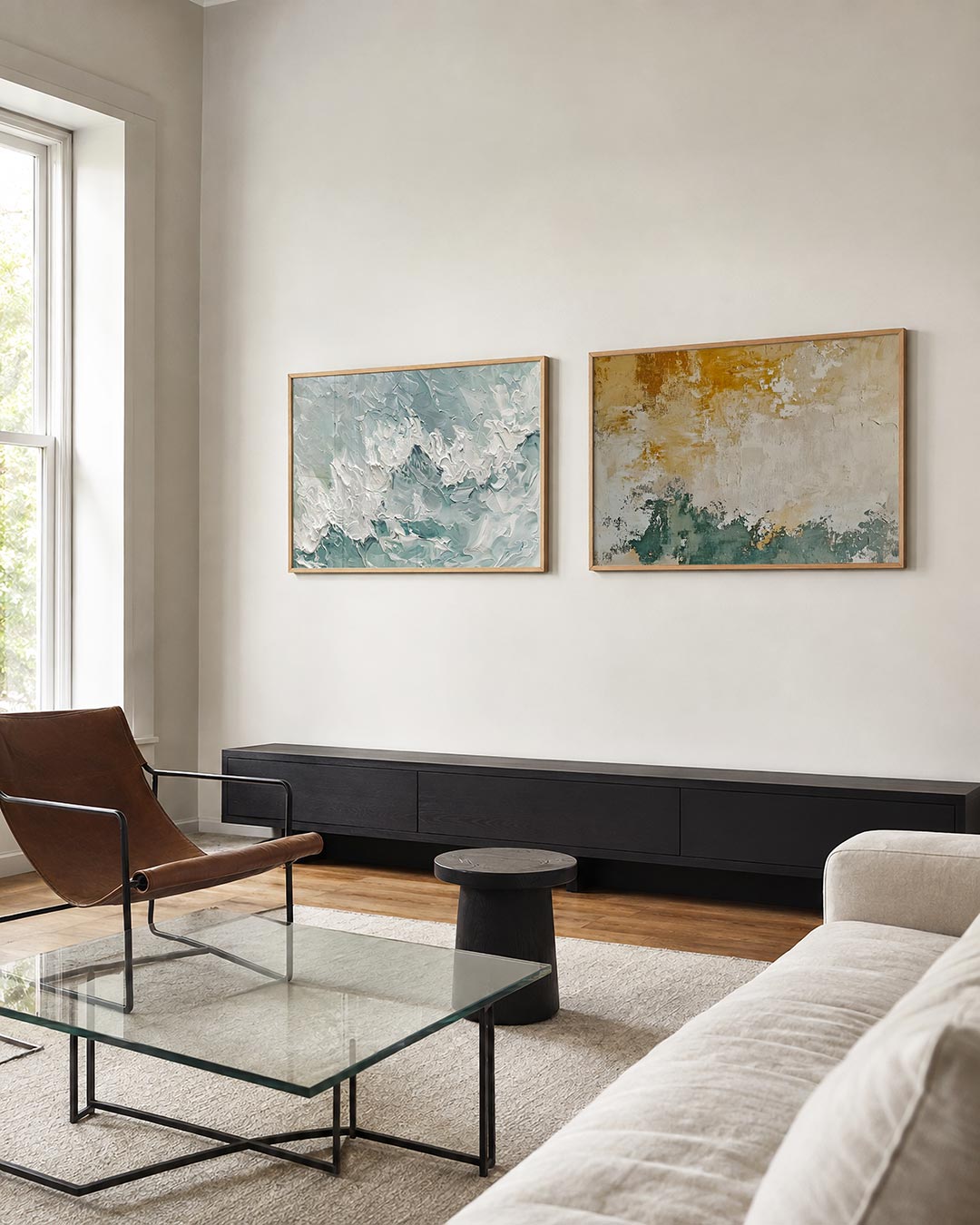 Twee liggende posters met vloeiende lijnen, aan de muur in een interieur