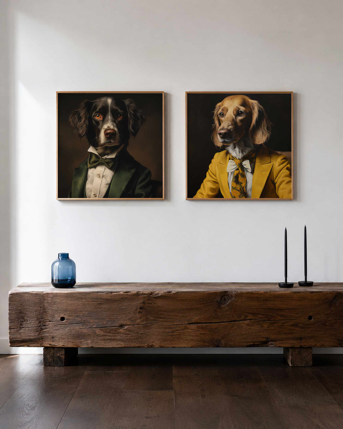 Interieurpresentatie van een tweedelige vierkante posterset met geklede honden