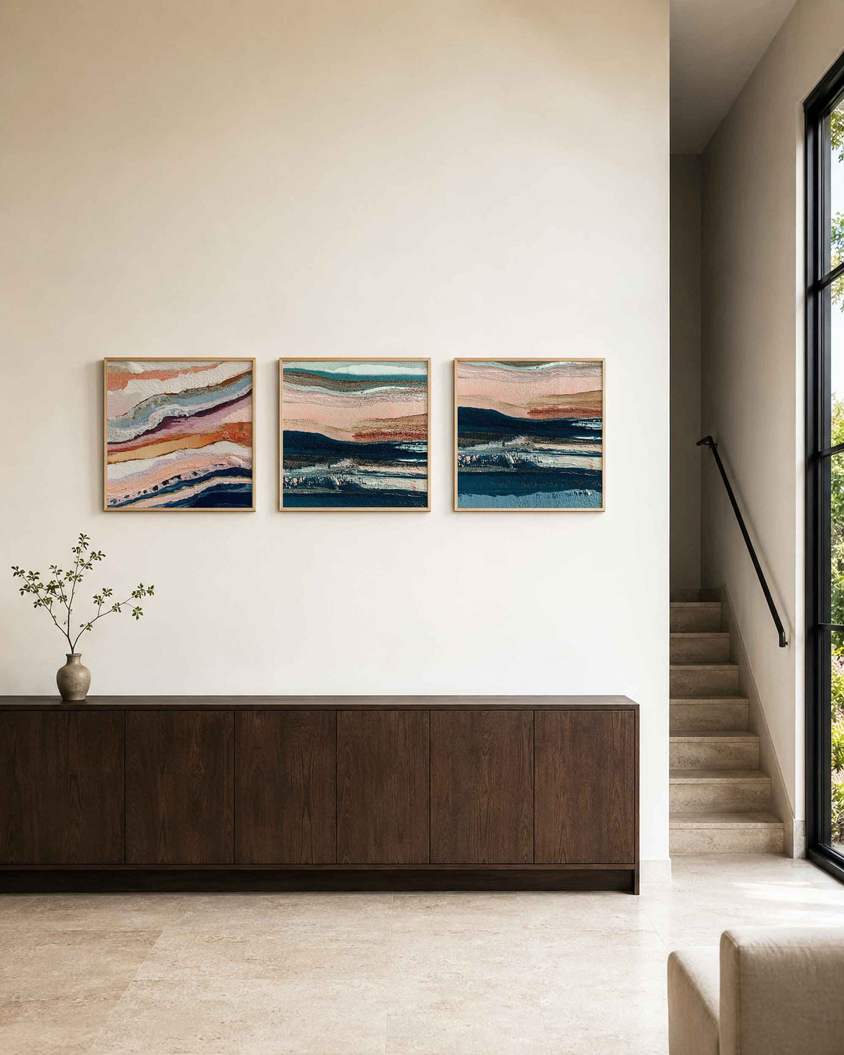 Interieurpresentatie van een driedelige vierkante posterset met abstracte kleurlagen