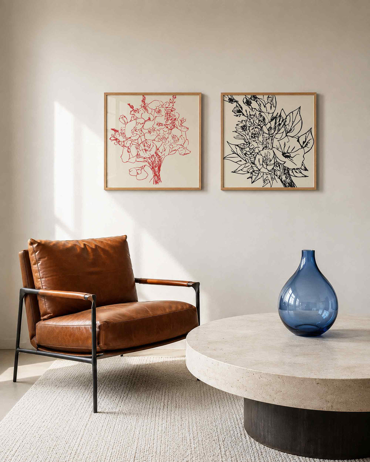 Interieurpresentatie van een tweedelige vierkante posterset met bloemtekeningen
