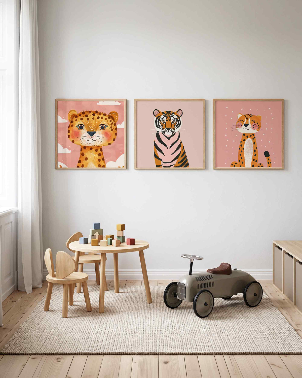 Interieurpresentatie van een driedelige vierkante posterset met tijger en luipaard