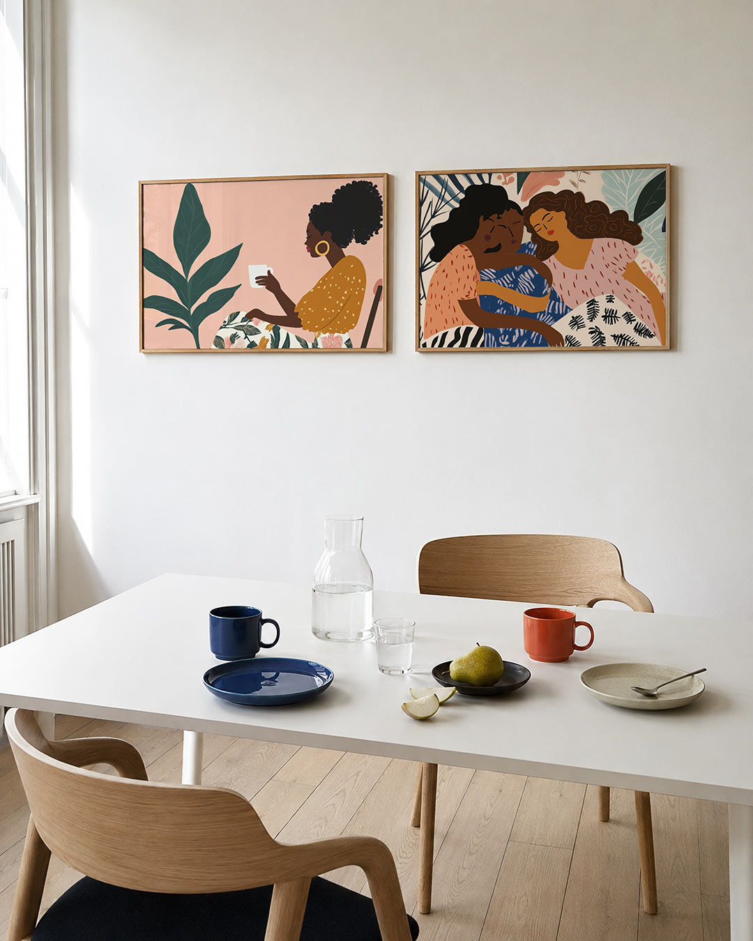 Twee liggende posters met een vrouw met een kopje in de hand, aan de muur in een interieur