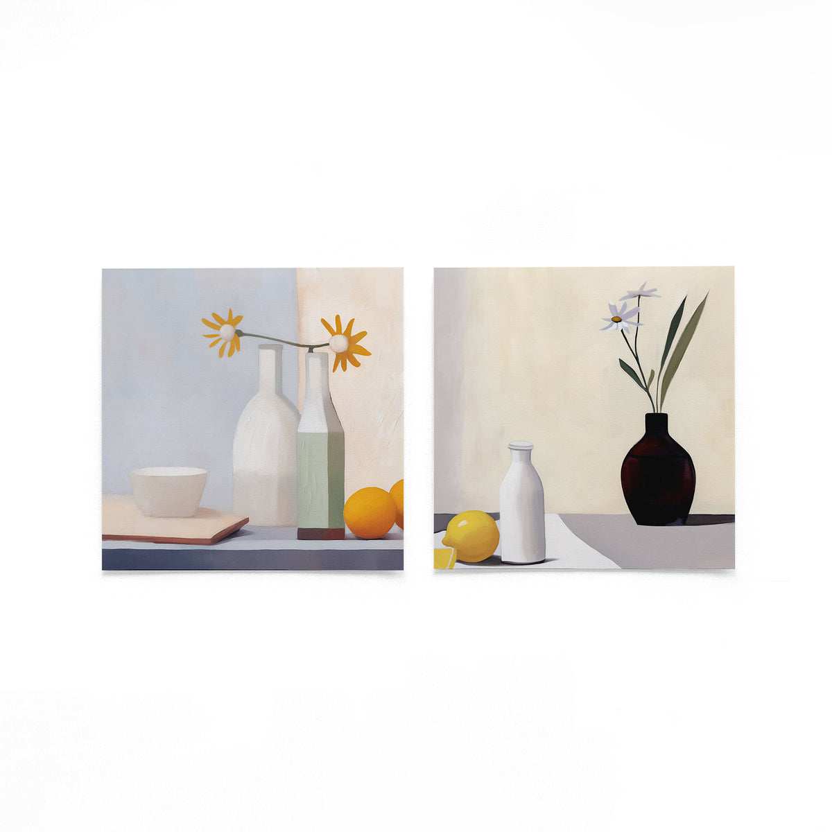 Twee vierkante posters met bloemen in vazen op een gebroken witte achtergrond