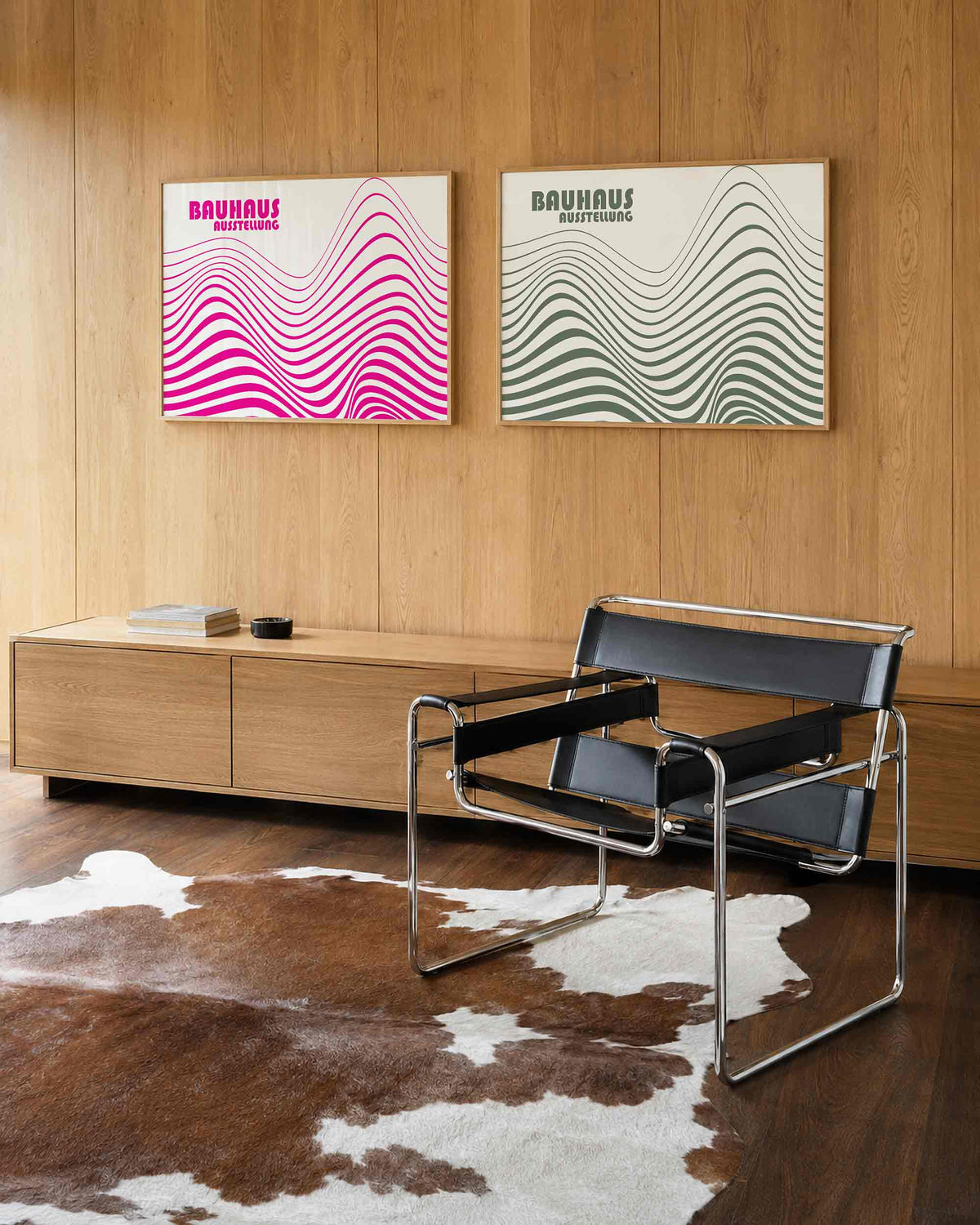 Interieurmockup van tweedelige landscape-posterset met golvende lijnen in roze en groen