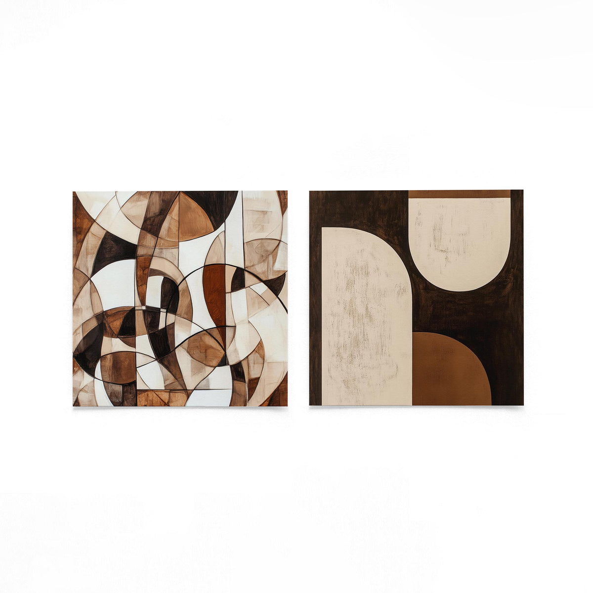 Twee vierkante posters met bruine geometrische vormen op een gebroken witte achtergrond