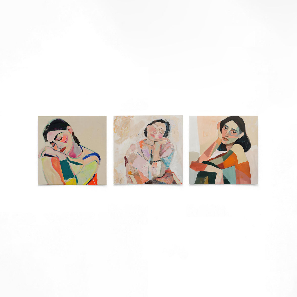 Drie vierkante posters met abstracte vrouwenportretten op een gebroken witte achtergrond