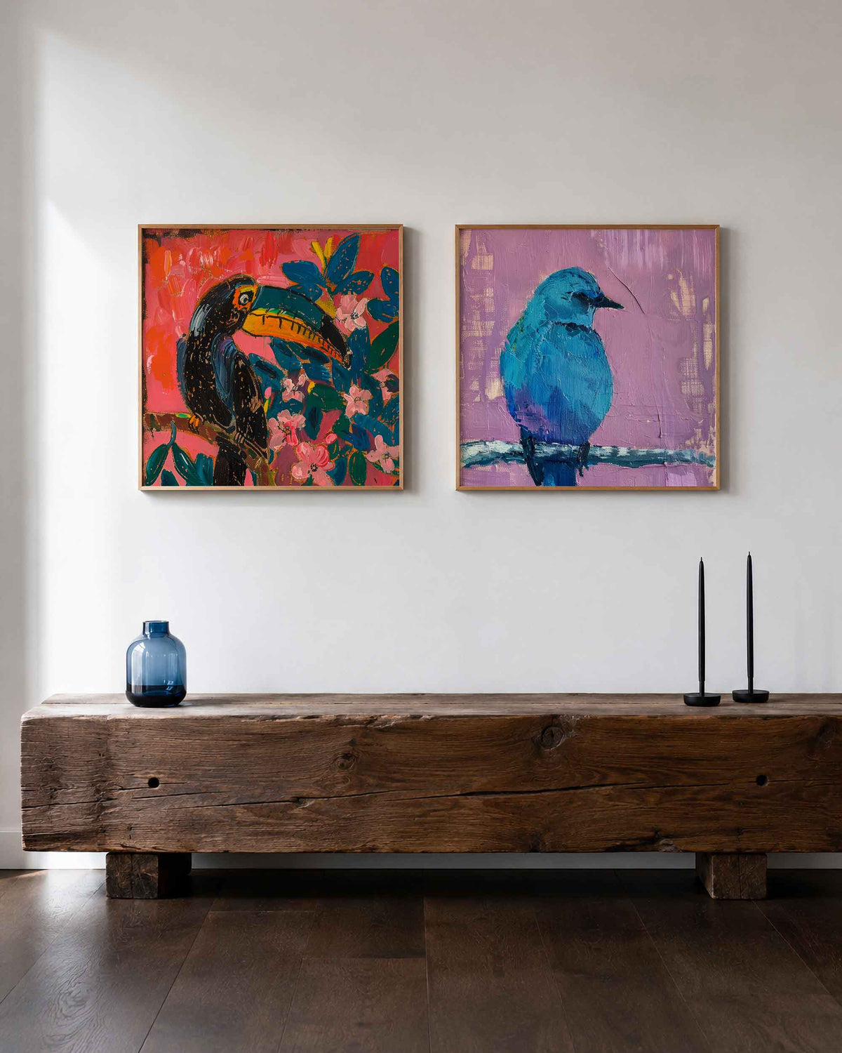 Interieurpresentatie van een tweedelige vierkante posterset met toekan en blauwe vogel