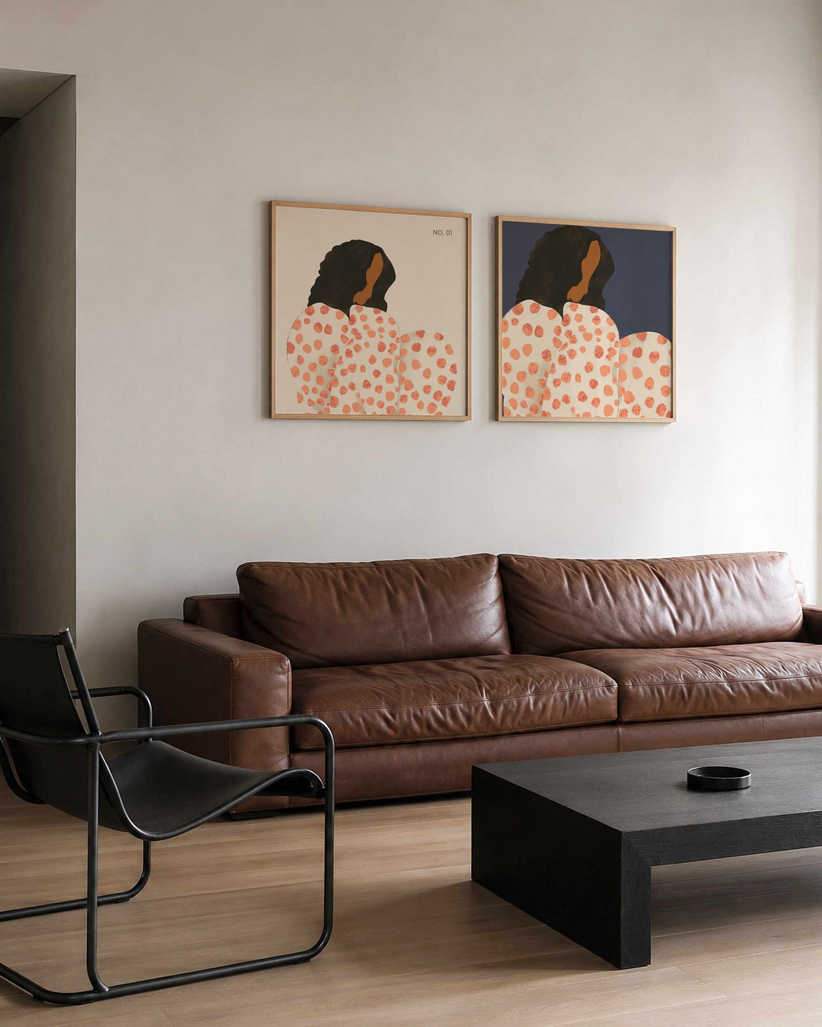 Interieurpresentatie van een tweedelige vierkante posterset met gestippelde vrouw