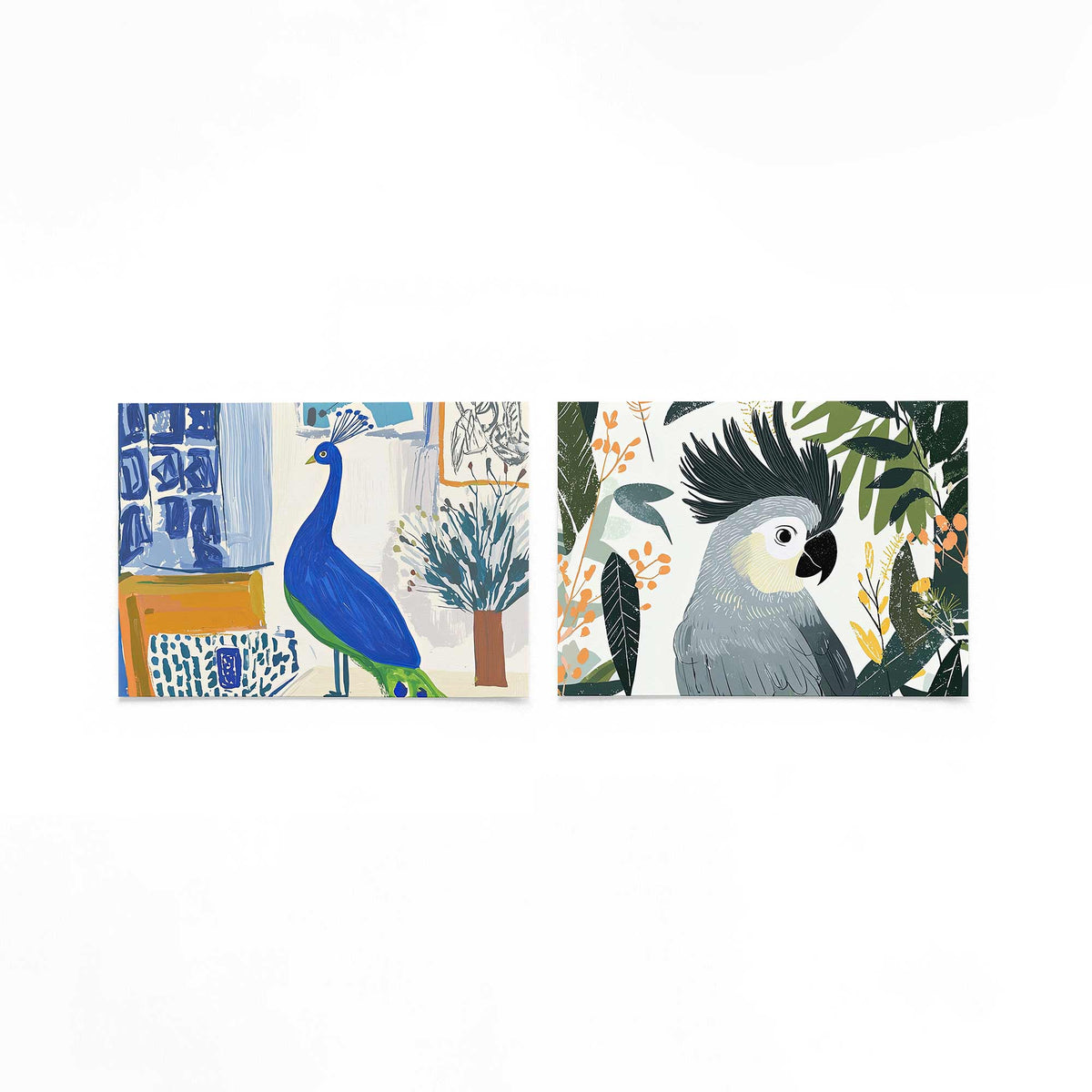 Twee liggende posters met een levendige pauw in blauw en groen op een gebroken witte achtergrond