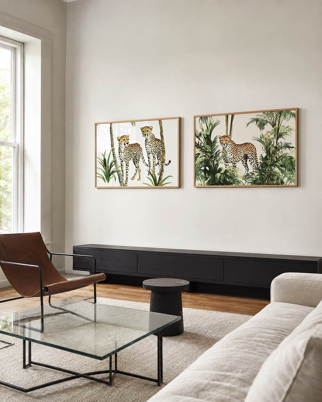 Tweedelige posterset met twee cheeta’s tussen palmbomen en groene bladeren, getoond in een interieur