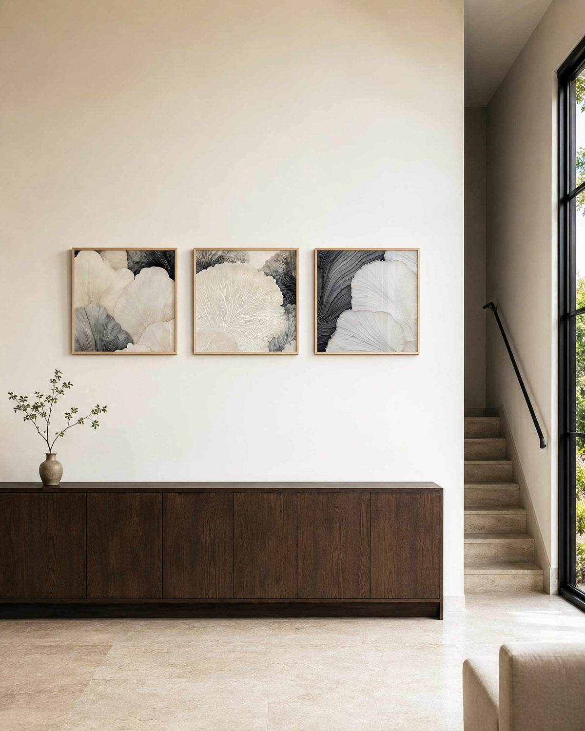 Interieurpresentatie van een driedelige vierkante posterset met monochrome schelpstructuren