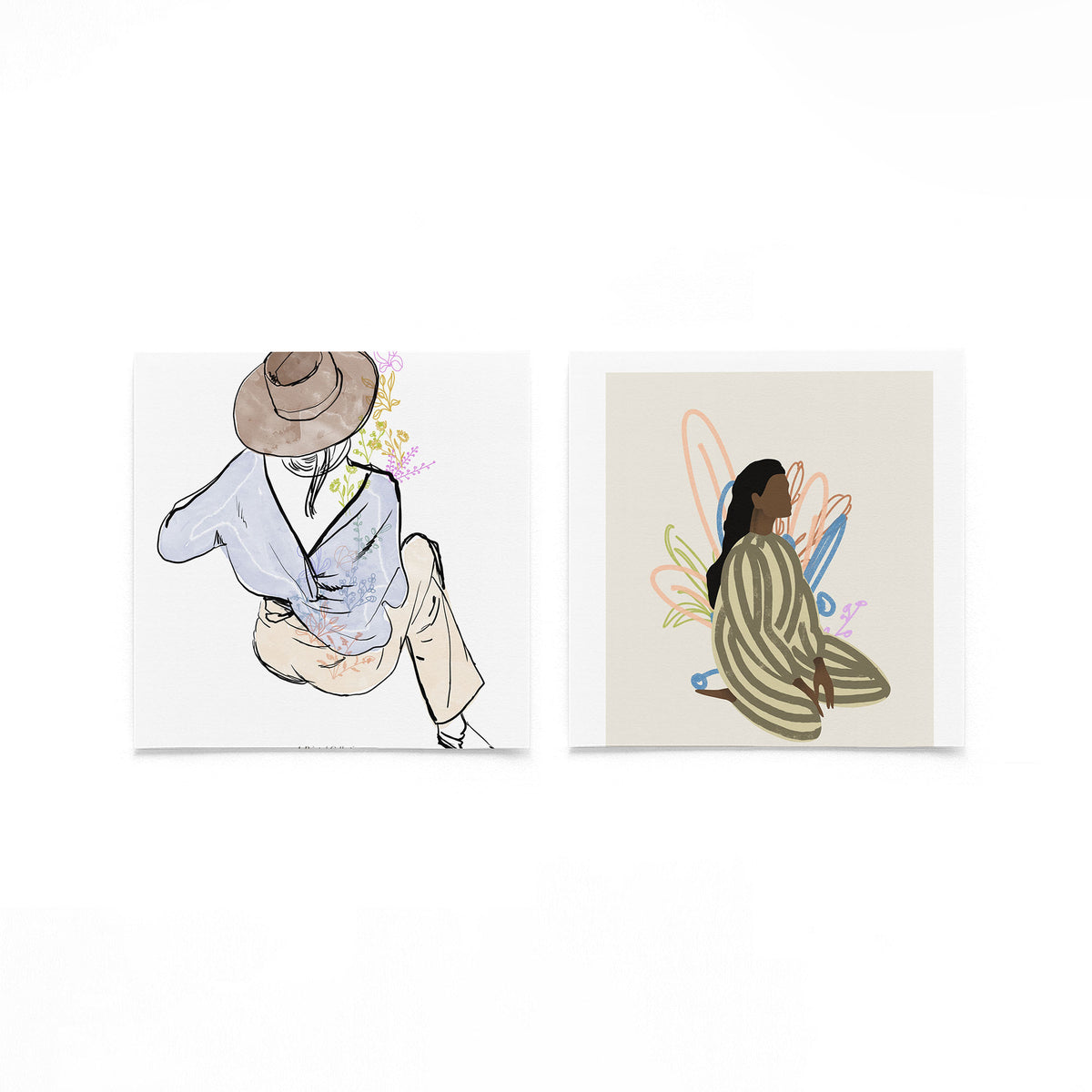 Twee vierkante posters met vrouwenportretten op een gebroken witte achtergrond