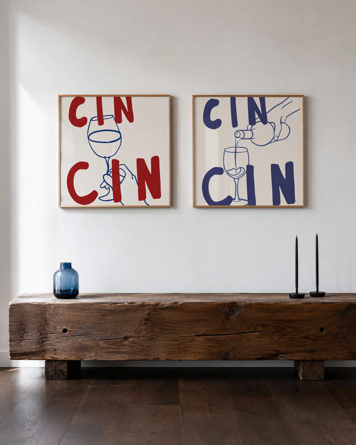 Interieurpresentatie van een tweedelige vierkante posterset met wijn en glazen