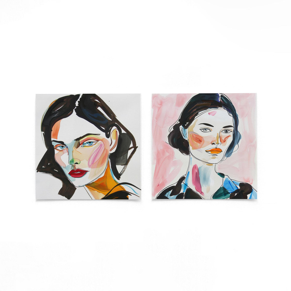 Twee vierkante posters met portretten van vrouwen op een gebroken witte achtergrond