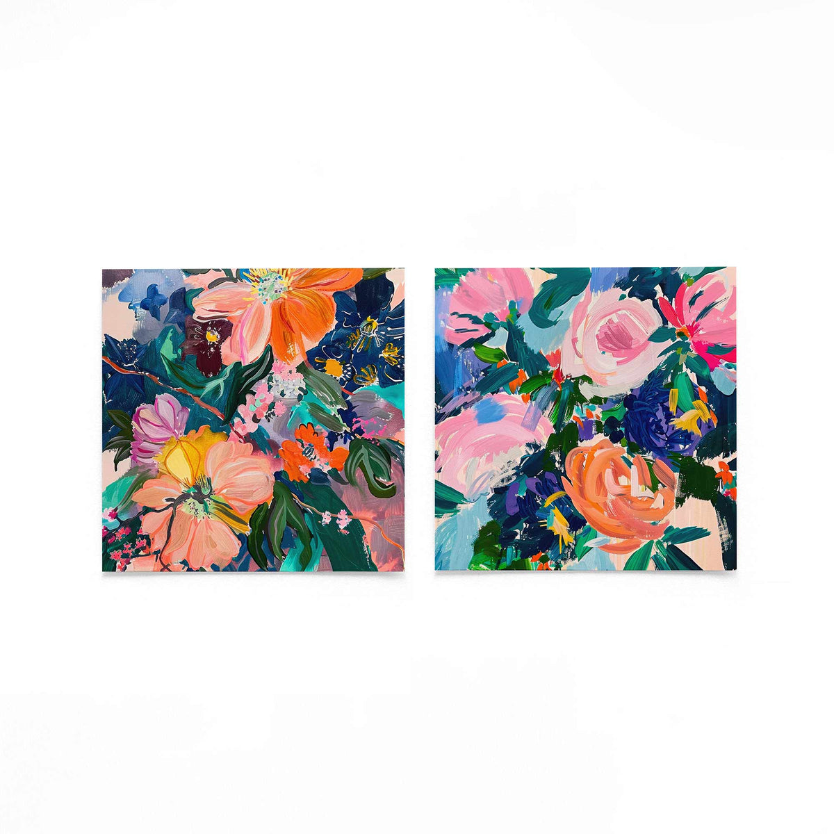 Twee vierkante posters met bloemen en bladeren op een gebroken witte achtergrond