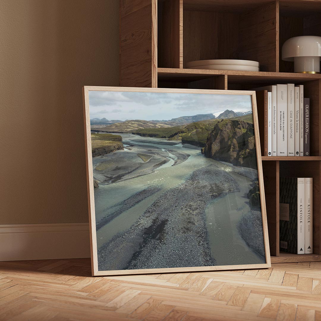 Rivierlandschap met bergen Poster
