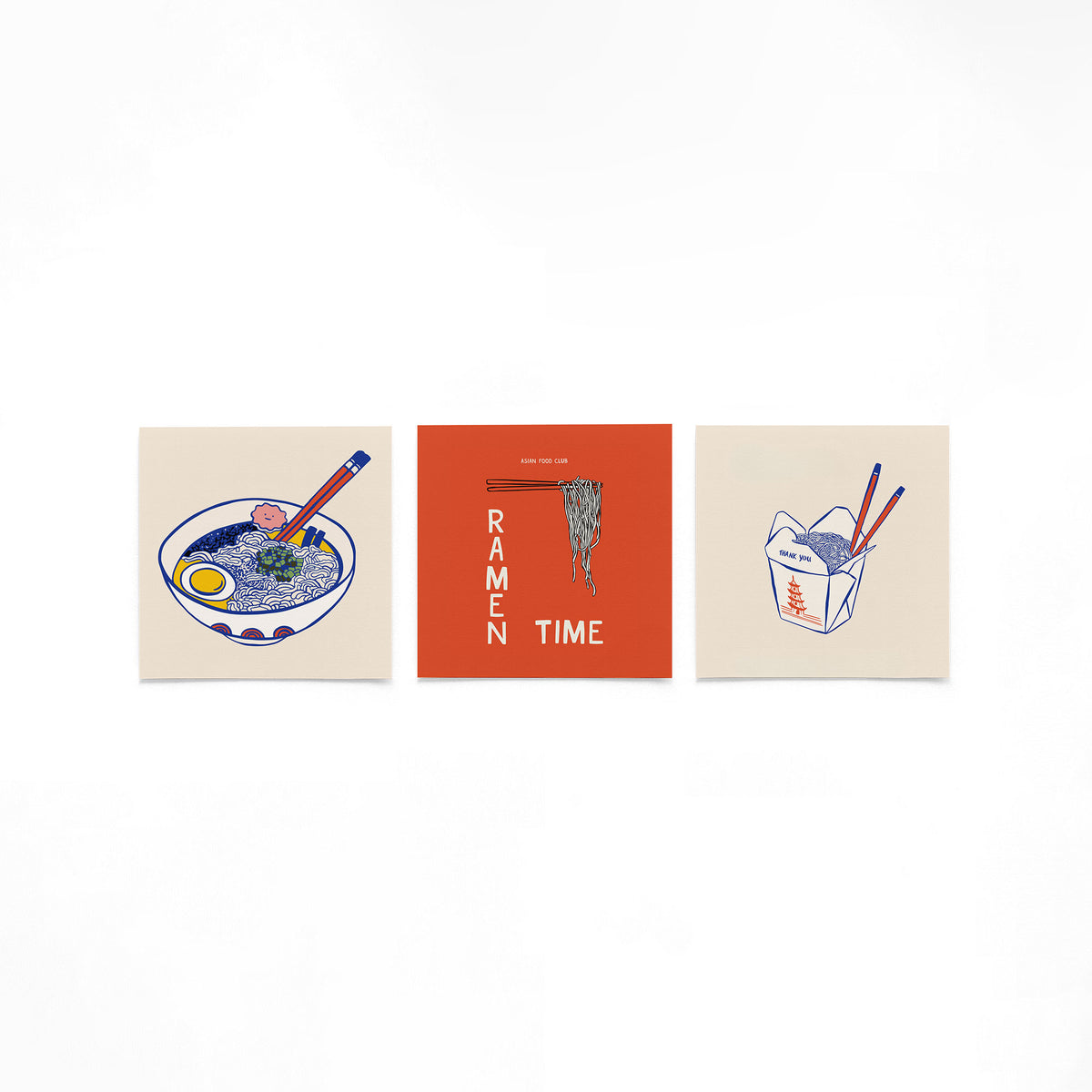 Drie vierkante posters met aziatische noedels op een gebroken witte achtergrond