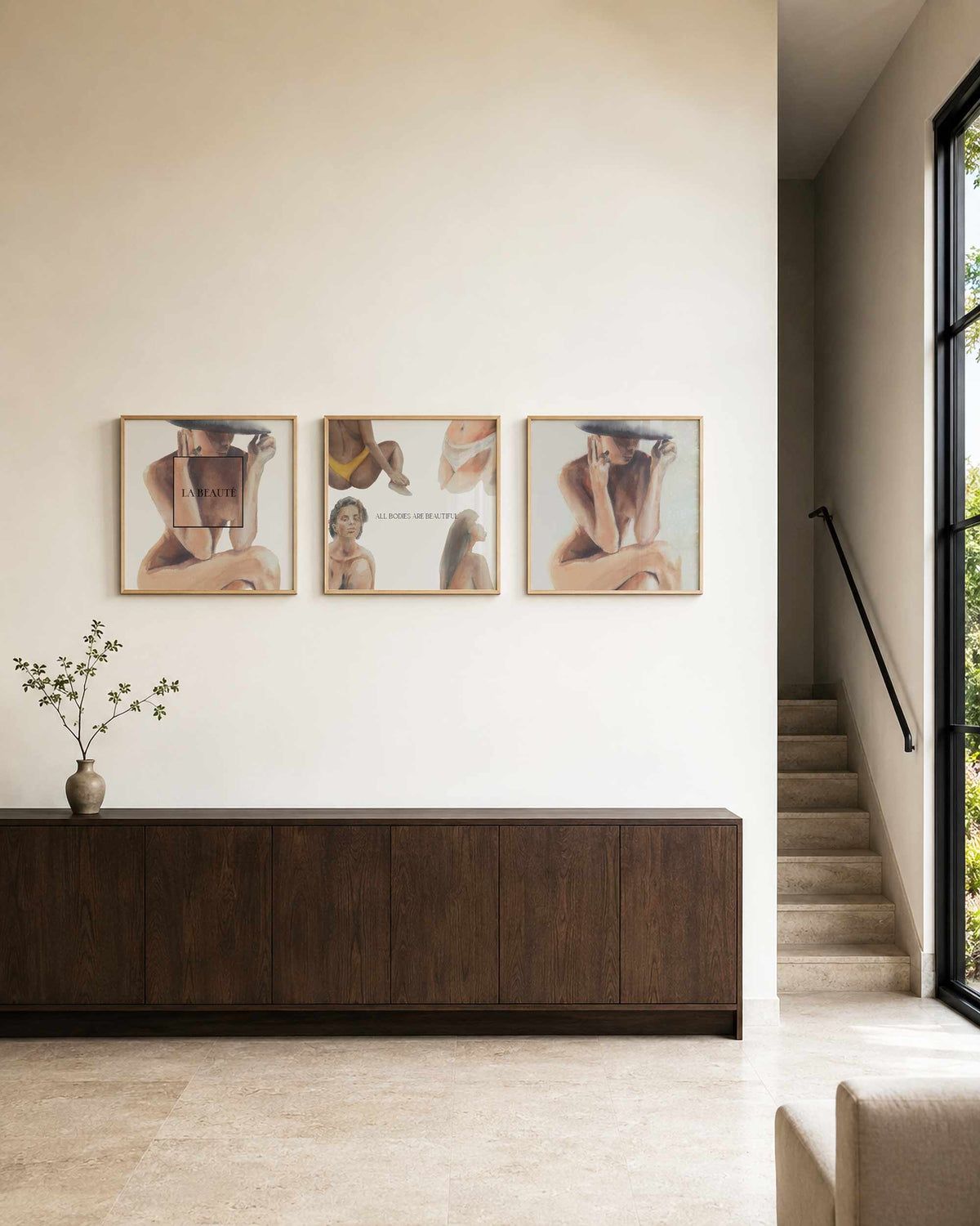 Interieurpresentatie van een driedelige vierkante posterset met vrouwelijke figuren