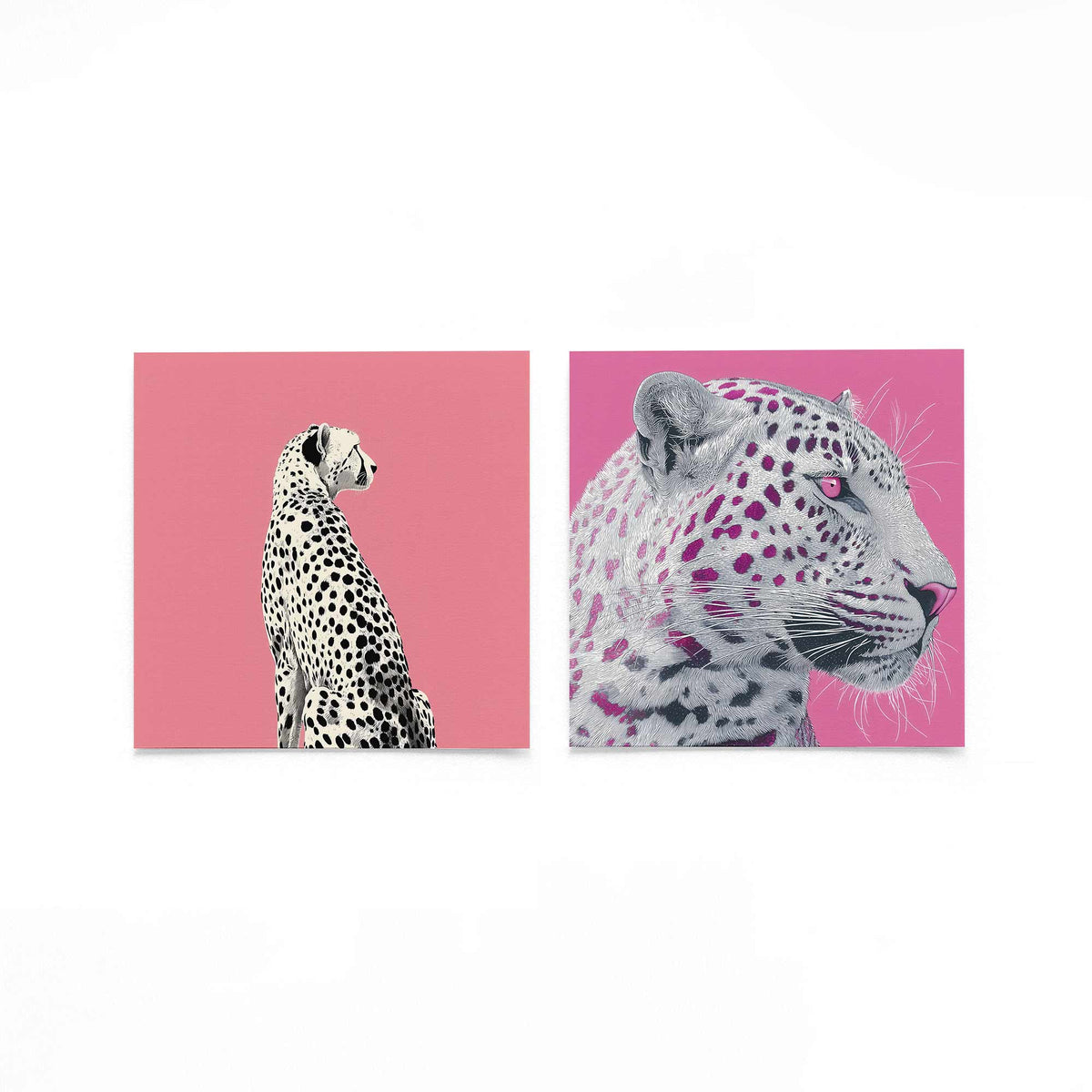 Twee vierkante posters met gepard portretten op een gebroken witte achtergrond