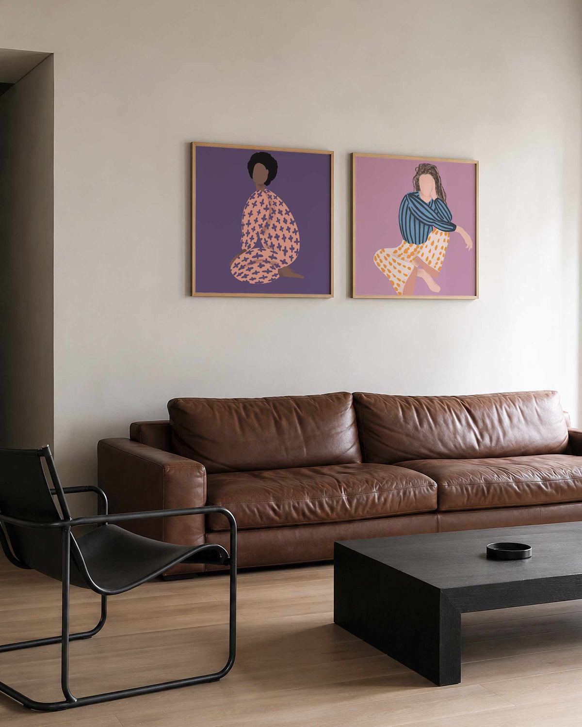Interieurpresentatie van een tweedelige vierkante posterset met zittende vrouwen